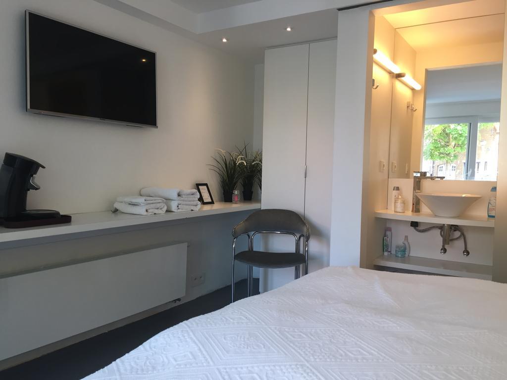 Poppies , Free Parking Gasthuis 3*