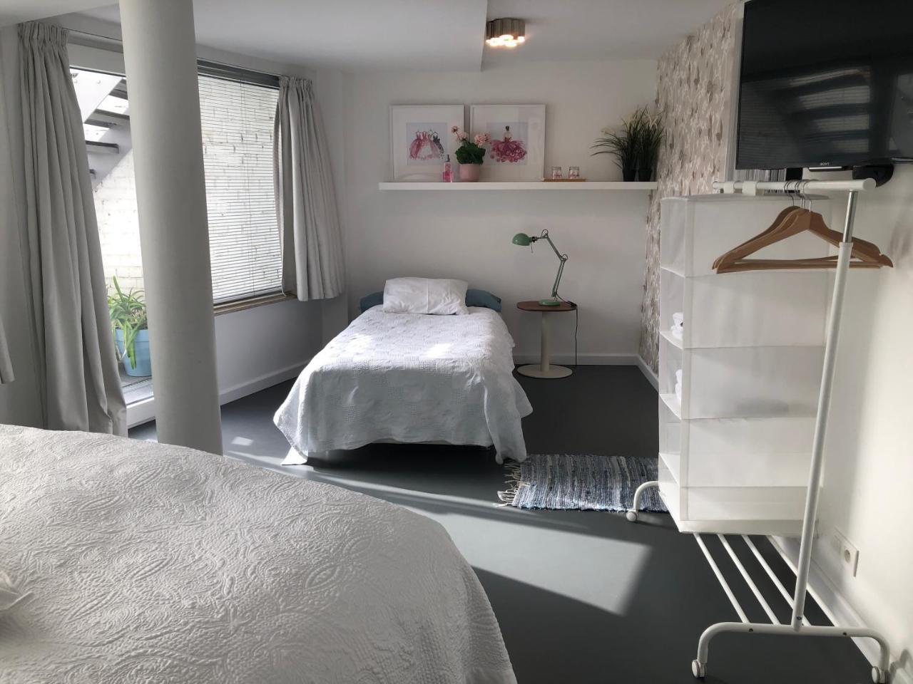 Poppies , Free Parking 3*
