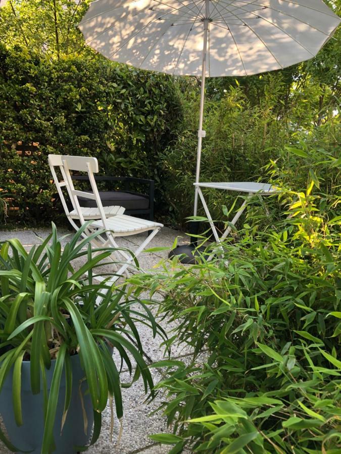 Poppies , Free Parking Gasthuis 3*